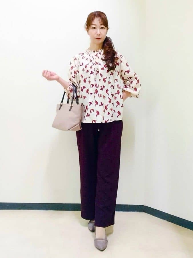 花さんの「Reflect｜【ジャケットのインナーにおすすめ◎】花柄タックデザインブブラウス」を使ったコーディネート