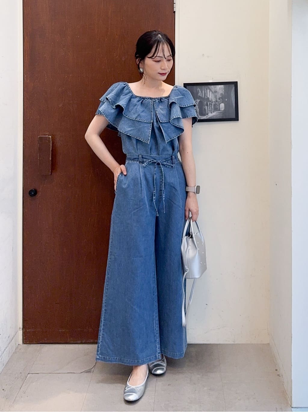 𝐇𝐢𝐫𝐨𝐦𝐢さんの「SHOO･LA･RUE｜【セットアップ可/前後2WAY/オフショル2WAY】着こなしを楽しめる デニムフリルブラウス」を使ったコーディネート