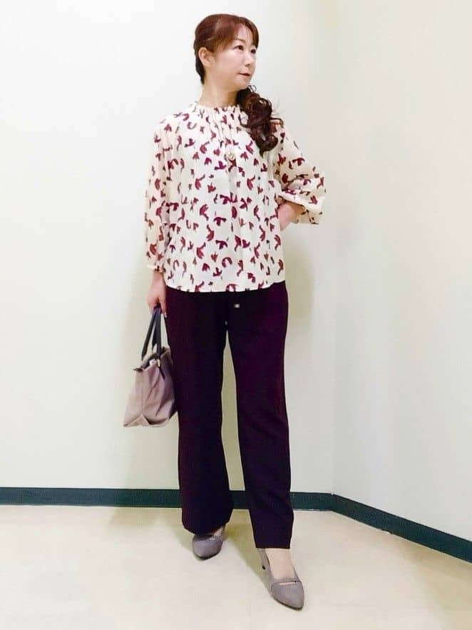 花さんの「Reflect｜【ジャケットのインナーにおすすめ◎】花柄タックデザインブブラウス」を使ったコーディネート