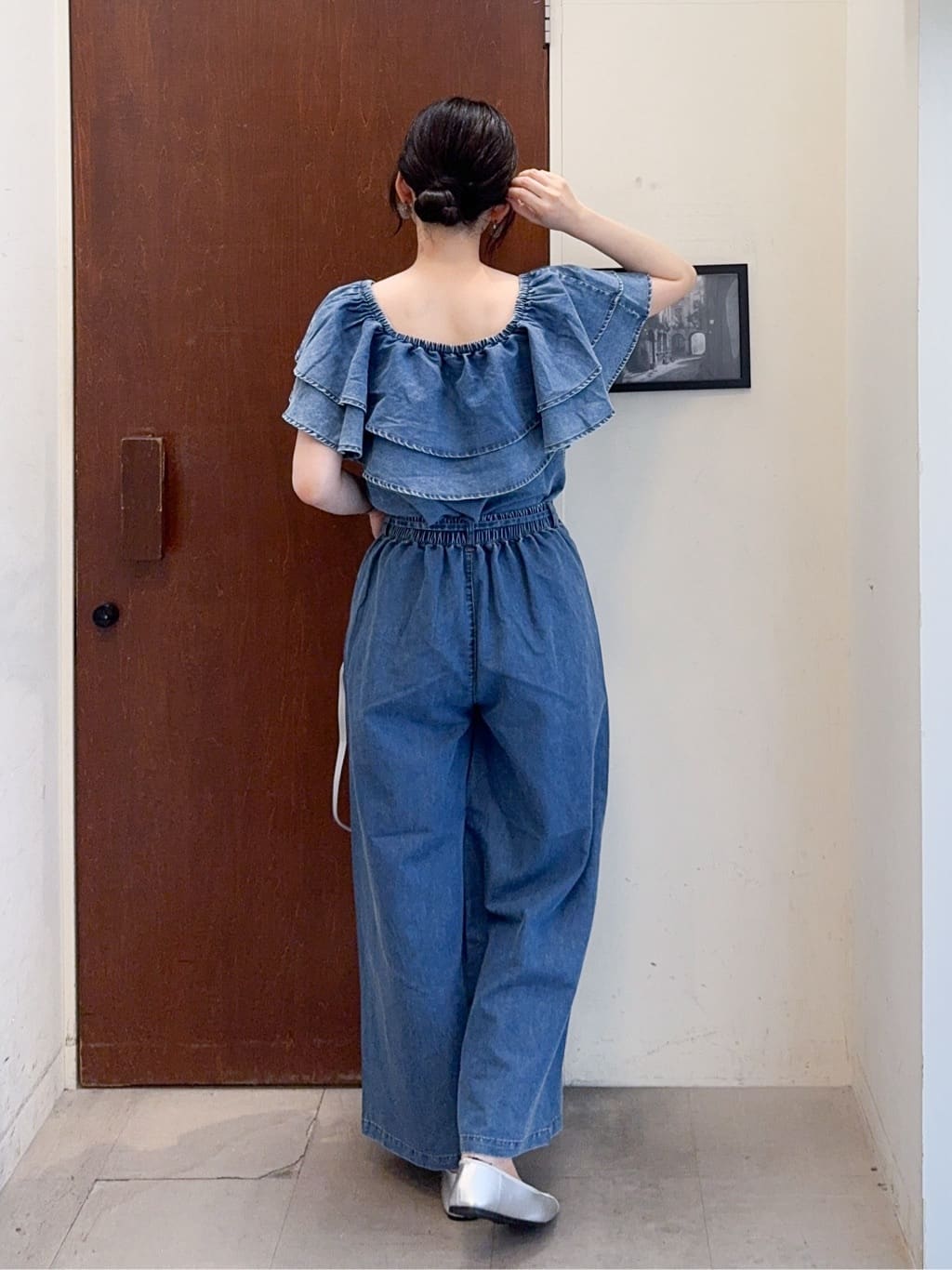 𝐇𝐢𝐫𝐨𝐦𝐢さんの「SHOO･LA･RUE｜【セットアップ可/前後2WAY/オフショル2WAY】着こなしを楽しめる デニムフリルブラウス」を使ったコーディネート