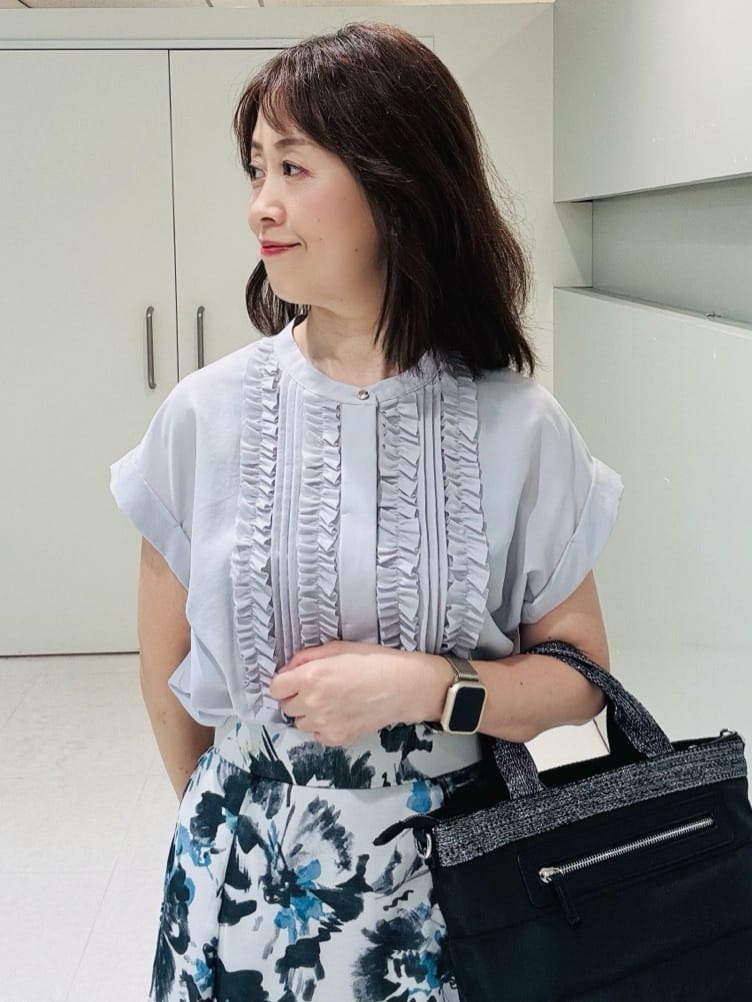 makiさんの「UNTITLED｜【シアー/後ろウエストゴム】ペイントフラワースカート」を使ったコーディネート