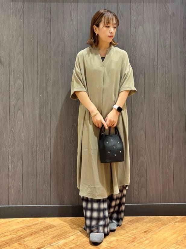 meiさんの「SHOO･LA･RUE｜【S-LL/洗濯後しわになりにくい/体型カバー】後ろ姿もサマになる バックレースアップチュニック」を使ったコーディネート