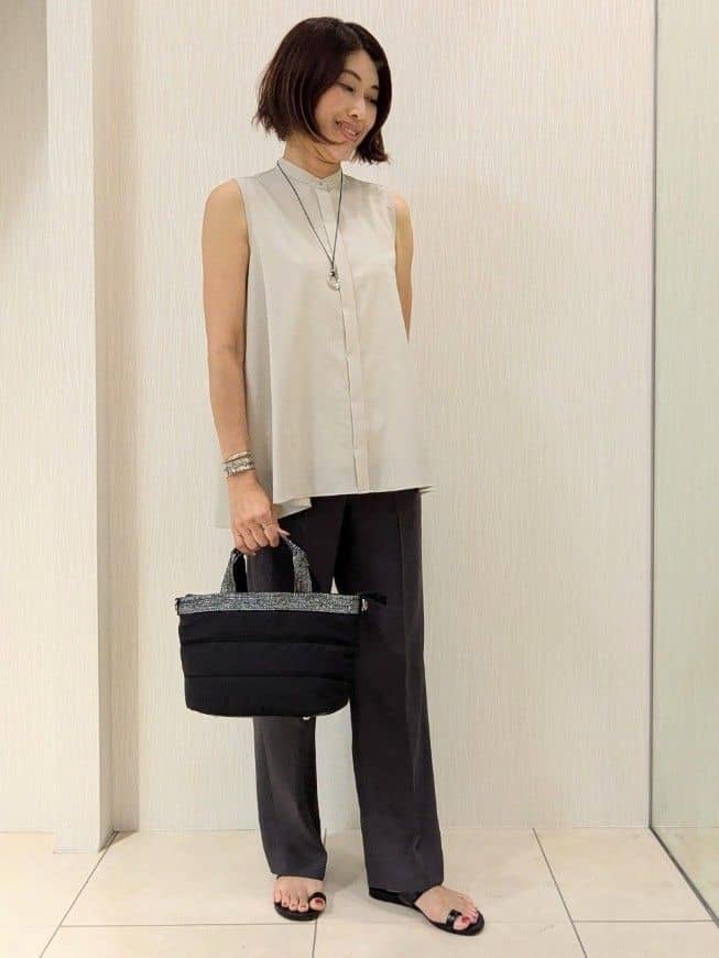 u-macoさんの「UNTITLED｜【接触冷感/吸水速乾】フレアバックシャンブラウス」を使ったコーディネート