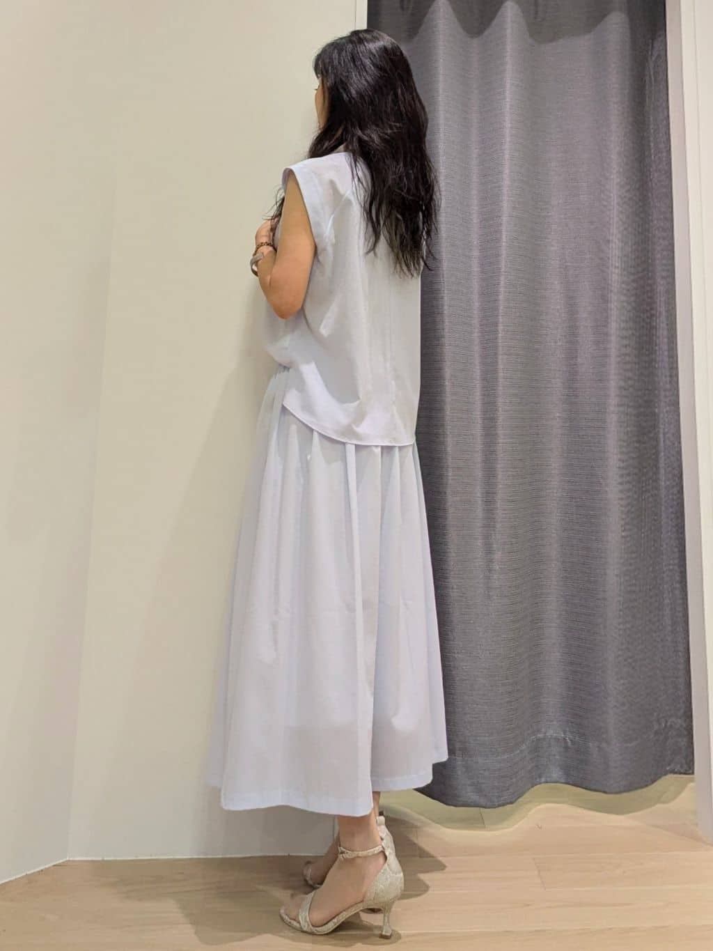 miiさんの「INDIVI｜【クールエアー素材／UVケア／セットアップ可能】エアリーフレアパンツ」を使ったコーディネート