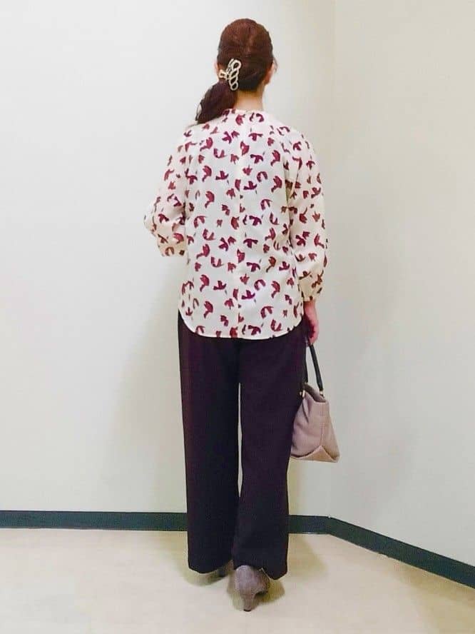 花さんの「Reflect｜【ジャケットのインナーにおすすめ◎】花柄タックデザインブブラウス」を使ったコーディネート
