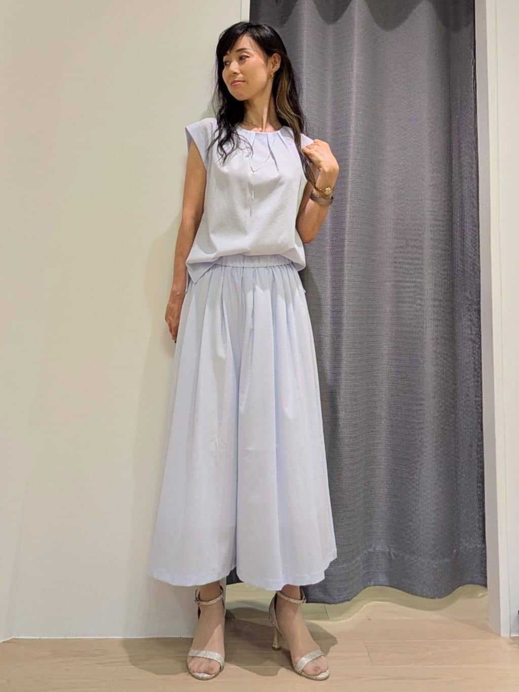 miiさんの「INDIVI｜【クールエアー素材／UVケア／セットアップ可能】エアリーフレアパンツ」を使ったコーディネート