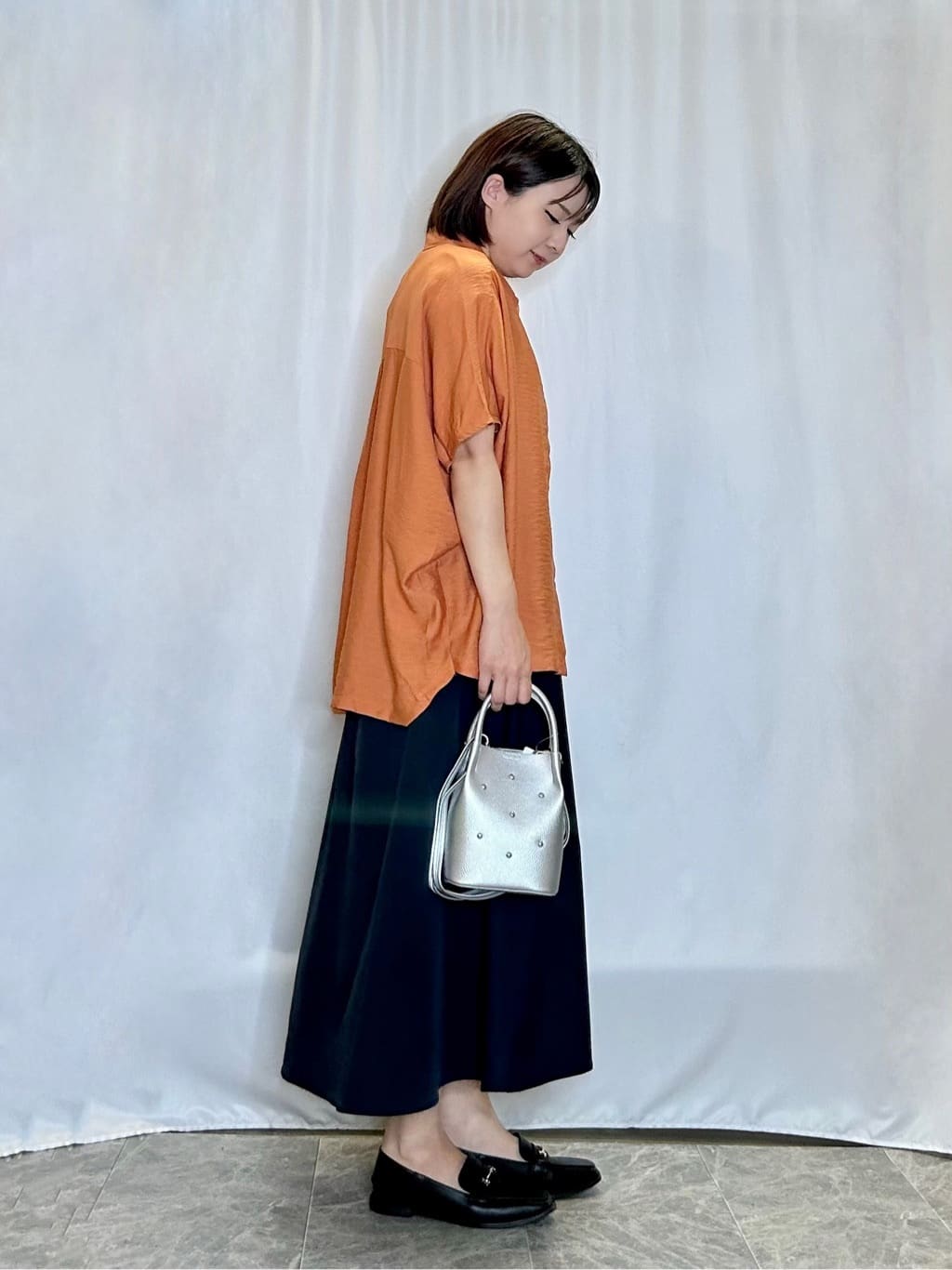 ネリさんの「SHOO･LA･RUE｜【洗える/S-LL/5分袖】1枚でも羽織としても。さらさらドレープシャツ」を使ったコーディネート