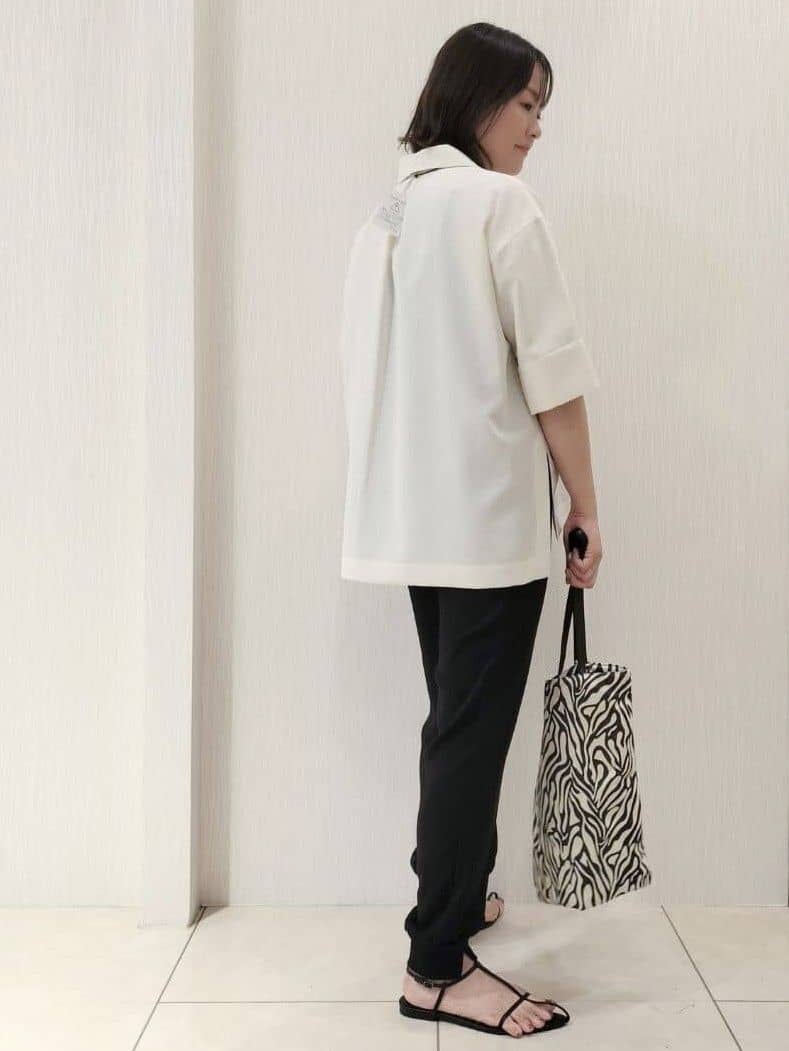 naokoさんの「UNTITLED｜【UVカット/接触冷感/吸水速乾/ゆったり】V開きネックシャツ」を使ったコーディネート