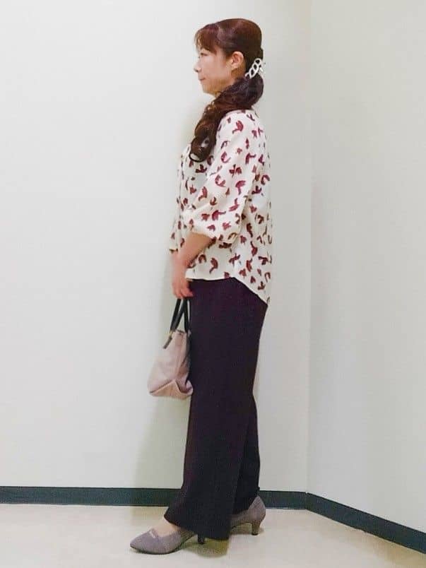 花さんの「Reflect｜【ジャケットのインナーにおすすめ◎】花柄タックデザインブブラウス」を使ったコーディネート