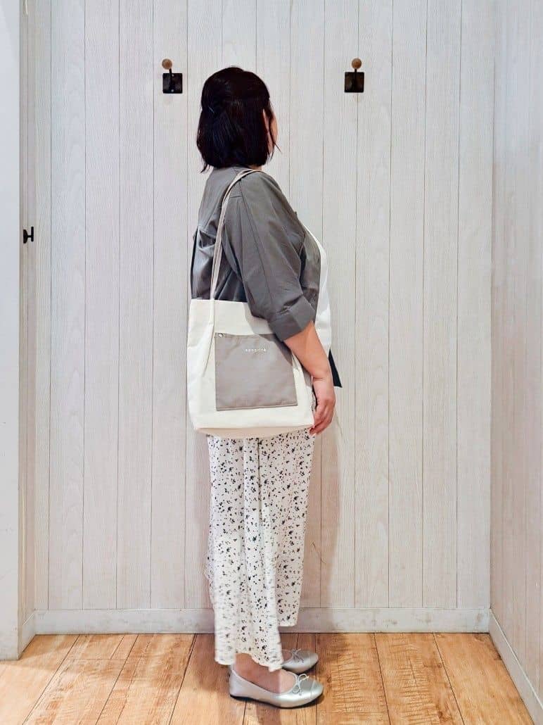 kotomiさんの「SHOO･LA･RUE｜【S-LL/洗濯後しわになりにくい】コットン風 前あきドルマンブラウス」を使ったコーディネート