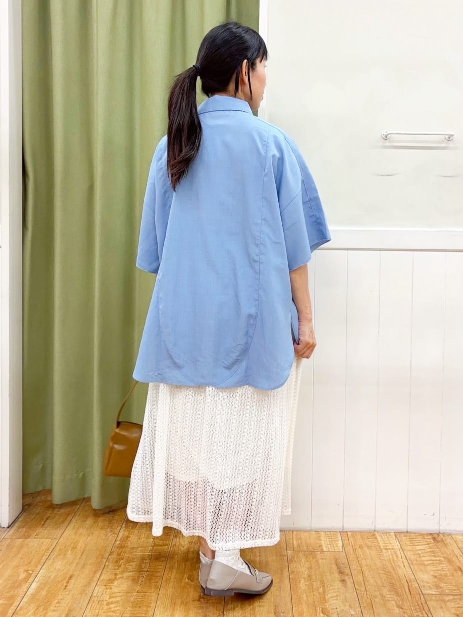ゆうさんの「SHOO･LA･RUE｜【洗える/S-LL】大きめのフリルが印象的 デザインブラウス」を使ったコーディネート