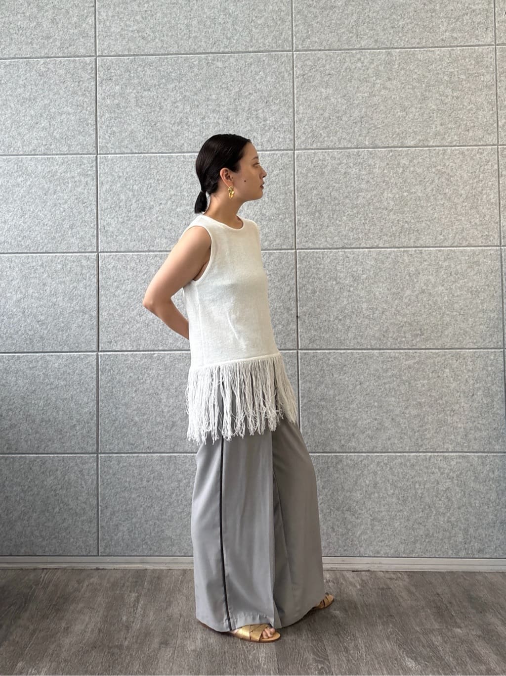 ayanoさんの「INDIVI｜スリーブレスフリンジニット」を使ったコーディネート