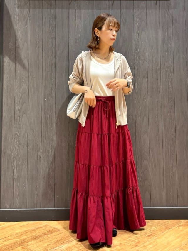 meiさんの「SHOO･LA･RUE｜【洗える/S-LL】微光沢で華やかなティアードスカート」を使ったコーディネート