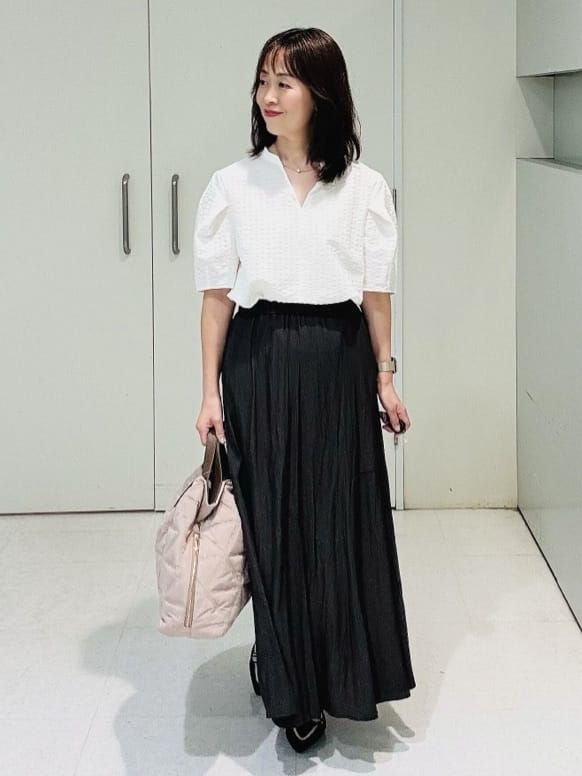 makiさんの「UNTITLED｜【吸水速乾/ストレッチ/Vネック】フォルムスリーブ ブラウス」を使ったコーディネート