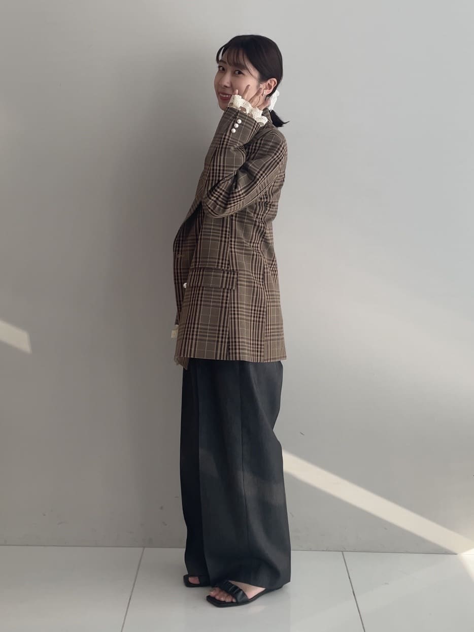 abeさんの「Couture brooch｜【高見え・きれいめ・通勤】レースカフス パール調釦テーラードジャケット」を使ったコーディネート