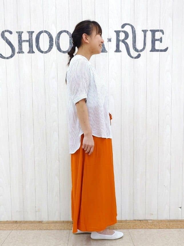 とろろさんの「SHOO･LA･RUE｜【S-LL/裏地ひんやり】スカート見えで上品に マットサテンスカーチョ」を使ったコーディネート