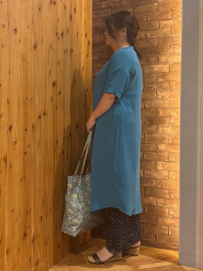 ゆかぴさんの「SHOO･LA･RUE｜【S-LL/洗濯後しわになりにくい/体型カバー】後ろ姿もサマになる バックレースアップチュニック」を使ったコーディネート