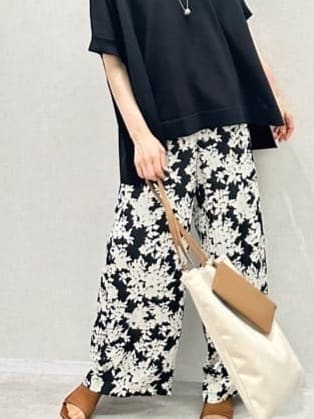 Miwaさんの「UNTITLED｜【ウエストゴム/ワイド/柄】モノトーンフラワーパンツ」を使ったコーディネート