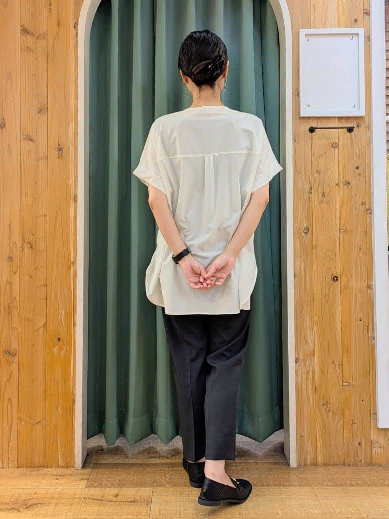 ショーコラさんの「SHOO･LA･RUE｜【S-LL】さらりとしたタッチが上品見え ワンボタンデザイン トップス」を使ったコーディネート