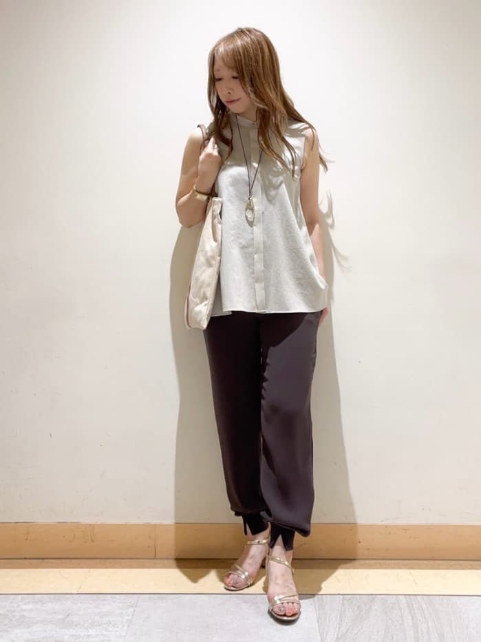 sattoさんの「UNTITLED｜【接触冷感/吸水速乾】フレアバックシャンブラウス」を使ったコーディネート