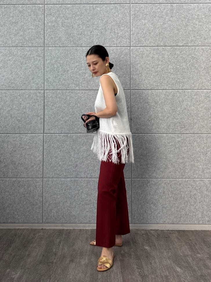 ayanoさんの「INDIVI｜スリーブレスフリンジニット」を使ったコーディネート