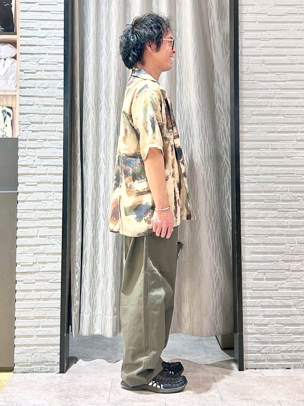 KENJI Iさんの「THE SHOP TK｜アートプリントメッシュ半袖シャツ　【洗濯機OK】」を使ったコーディネート