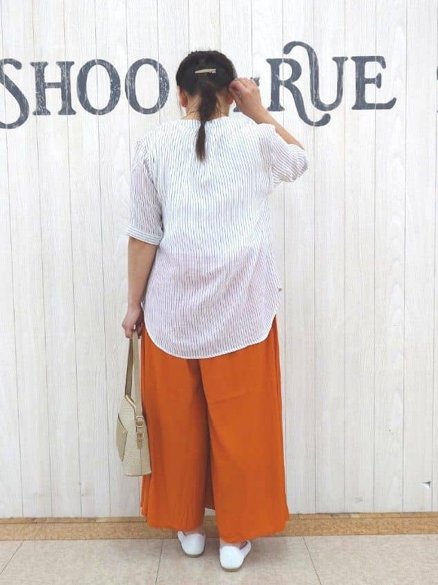 とろろさんの「SHOO･LA･RUE｜【S-LL/裏地ひんやり】スカート見えで上品に マットサテンスカーチョ」を使ったコーディネート