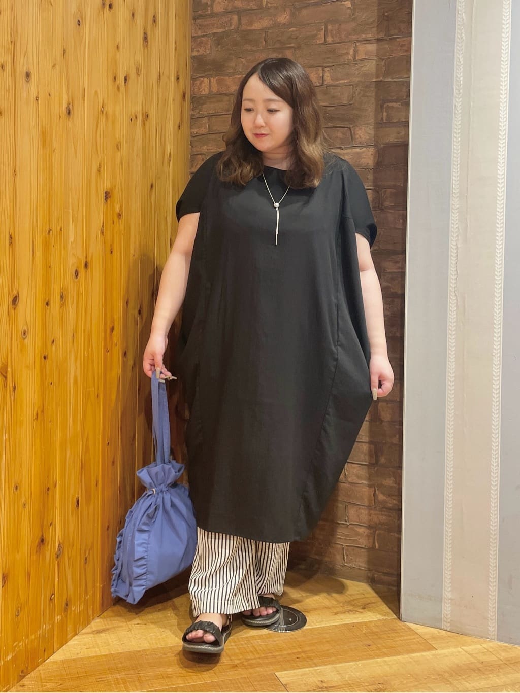 Risaさんの「SHOO･LA･RUE｜【S-LL】楽にサマ見え コクーンシルエットの涼やかワンピース」を使ったコーディネート