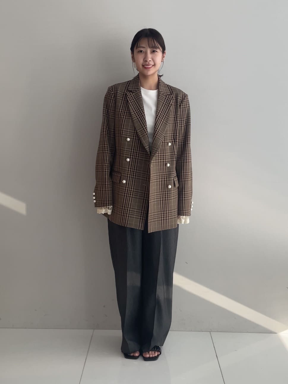 abeさんの「Couture brooch｜【高見え・きれいめ・通勤】レースカフス パール調釦テーラードジャケット」を使ったコーディネート