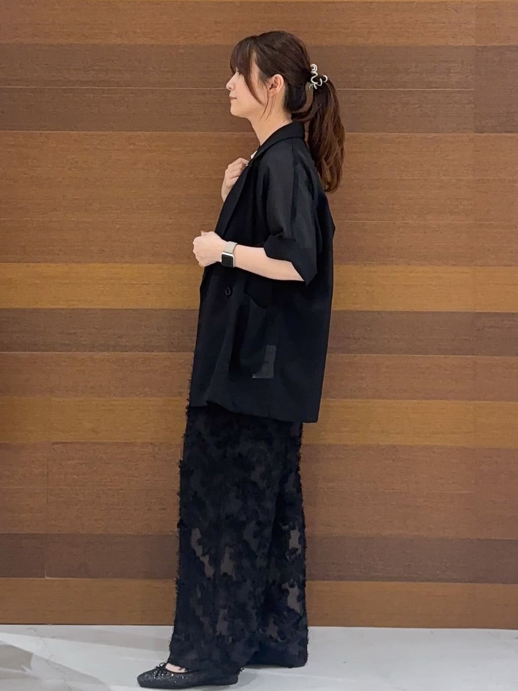 まみさんの「OPAQUE.CLIP｜スパンコール刺繍ロゴTシャツ【洗濯機洗い可／接触冷感／UVケア】」を使ったコーディネート