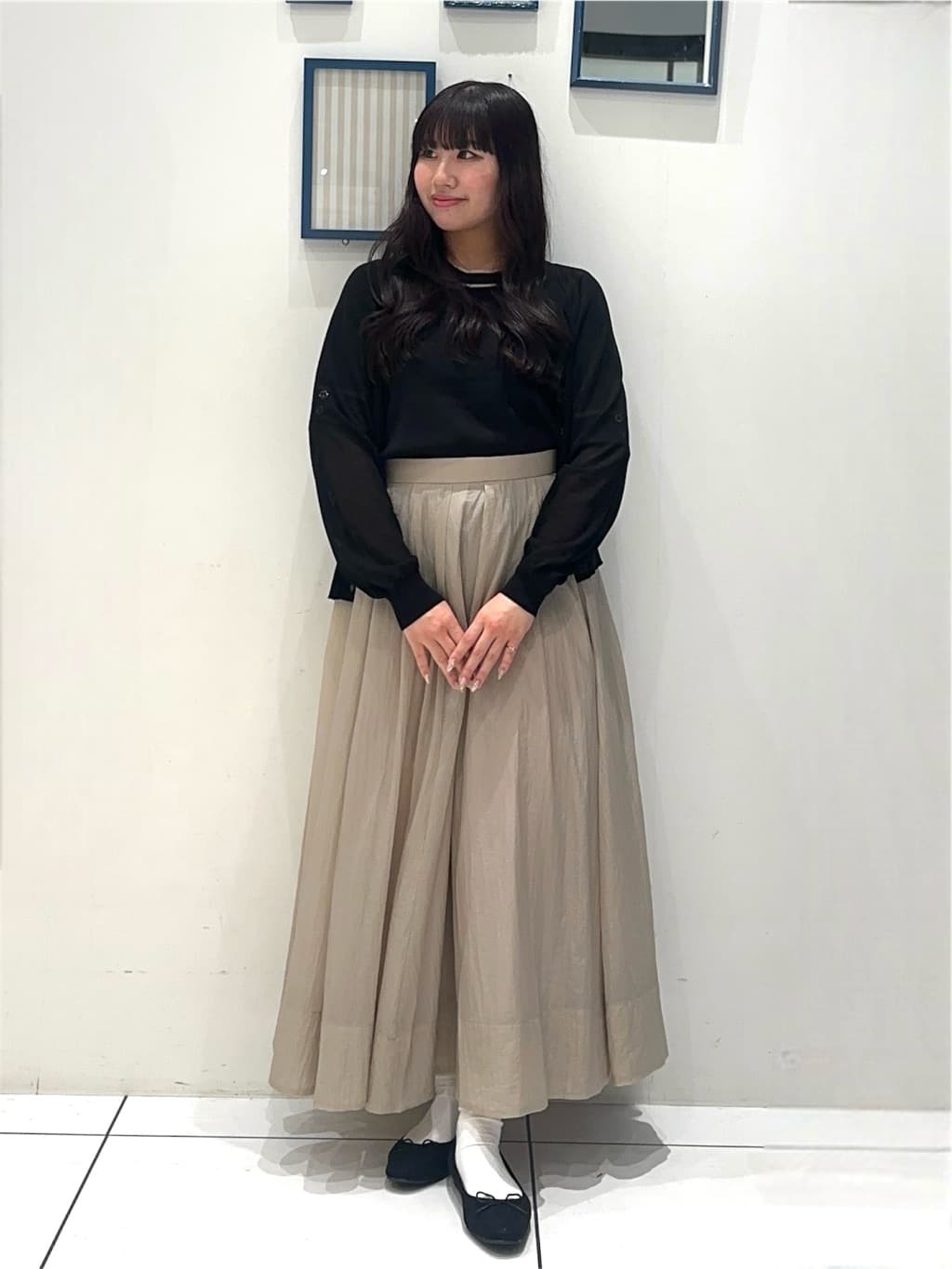 komuさんの「grove｜さっと二の腕カバー　大人な抜け感シアーラグランVネックカーデ」を使ったコーディネート