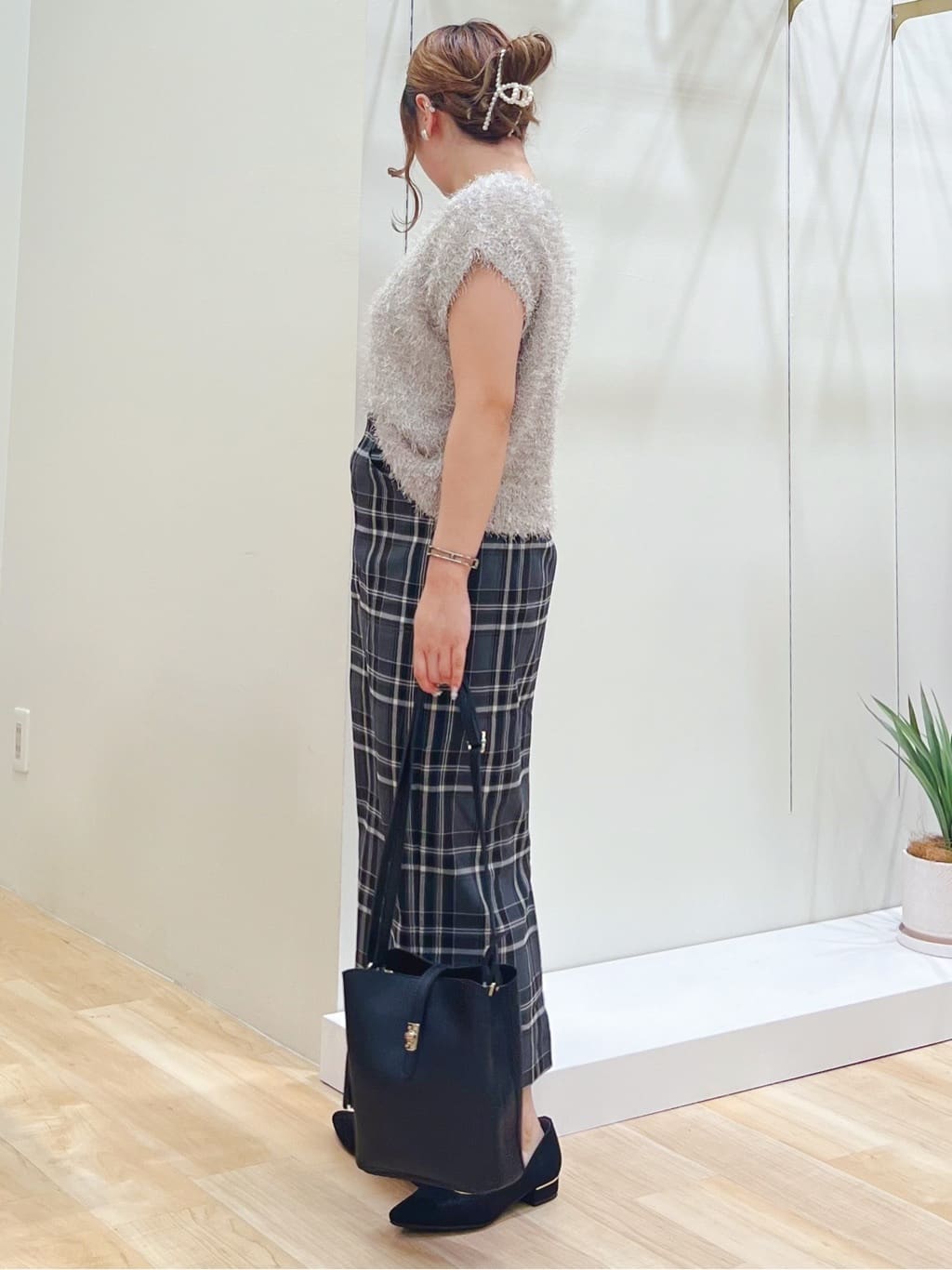 みことさんの「grove｜夏の余韻と秋の気配をつなぐ　ラメフェザーニットベスト」を使ったコーディネート