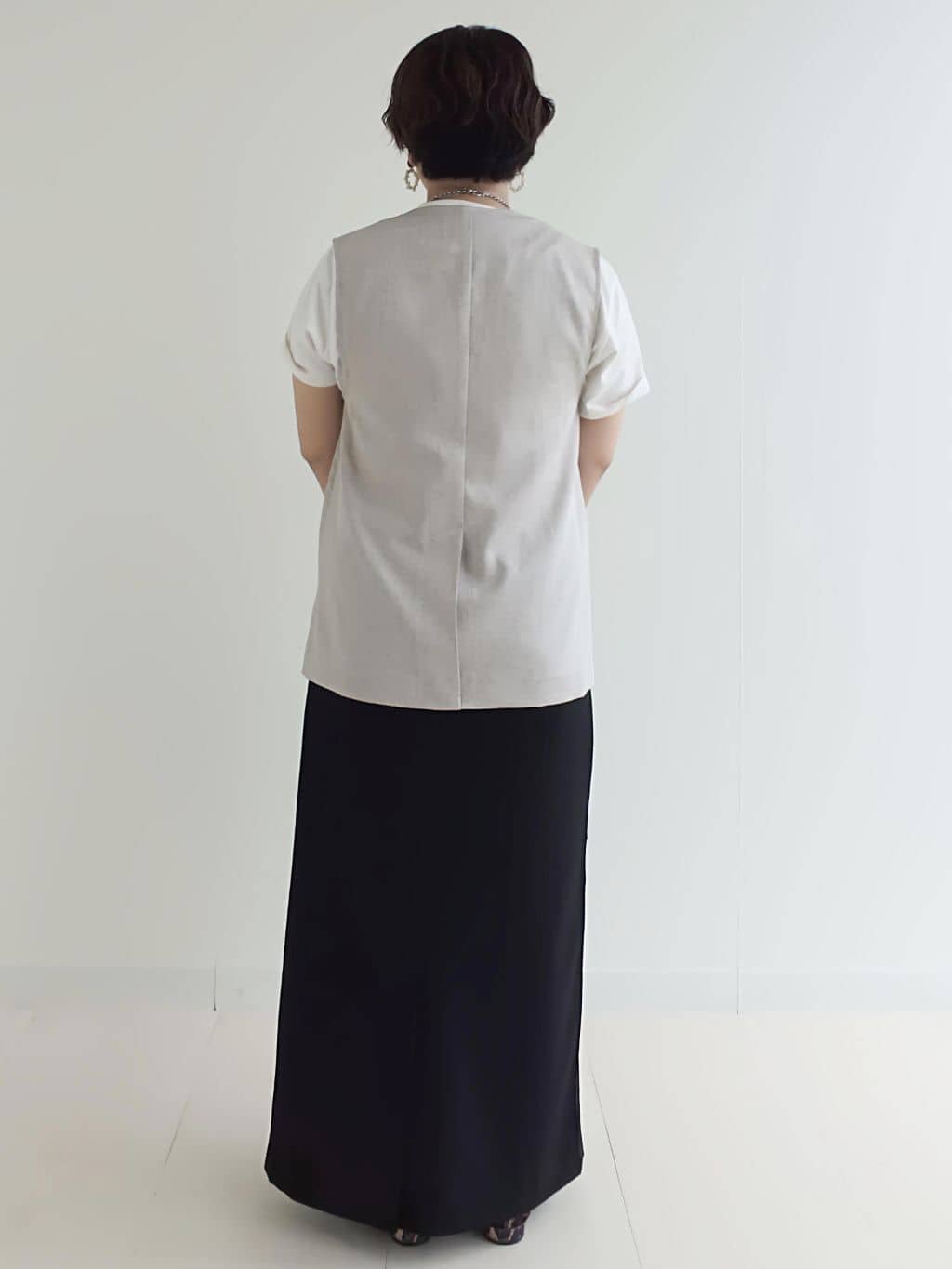 かなこさんの「OPAQUE.CLIP｜リネンライクVネックジレ【洗濯機洗い可】」を使ったコーディネート