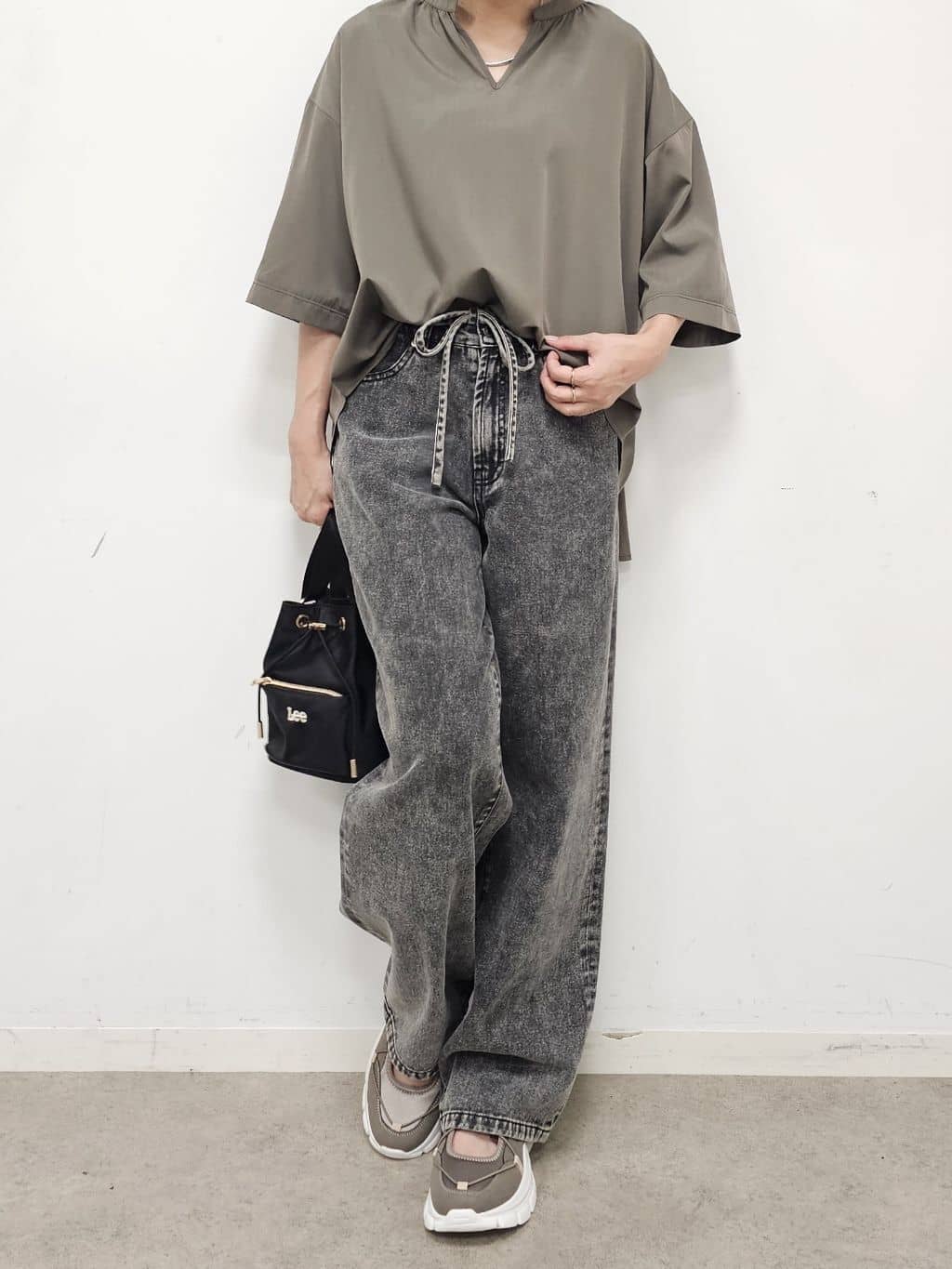 ゆゆさんの「SHOO･LA･RUE｜【S-LL/洗濯後しわになりにくい】バックギャザーがアクセント スッキパーブラウス」を使ったコーディネート