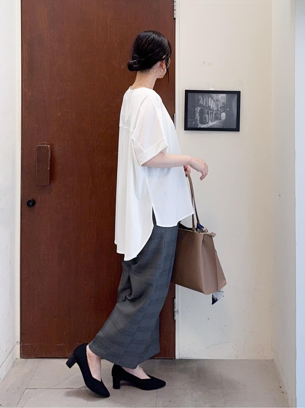 𝐇𝐢𝐫𝐨𝐦𝐢さんの「SHOO･LA･RUE｜【S-LL】さらりとしたタッチが上品見え ワンボタンデザイン トップス」を使ったコーディネート