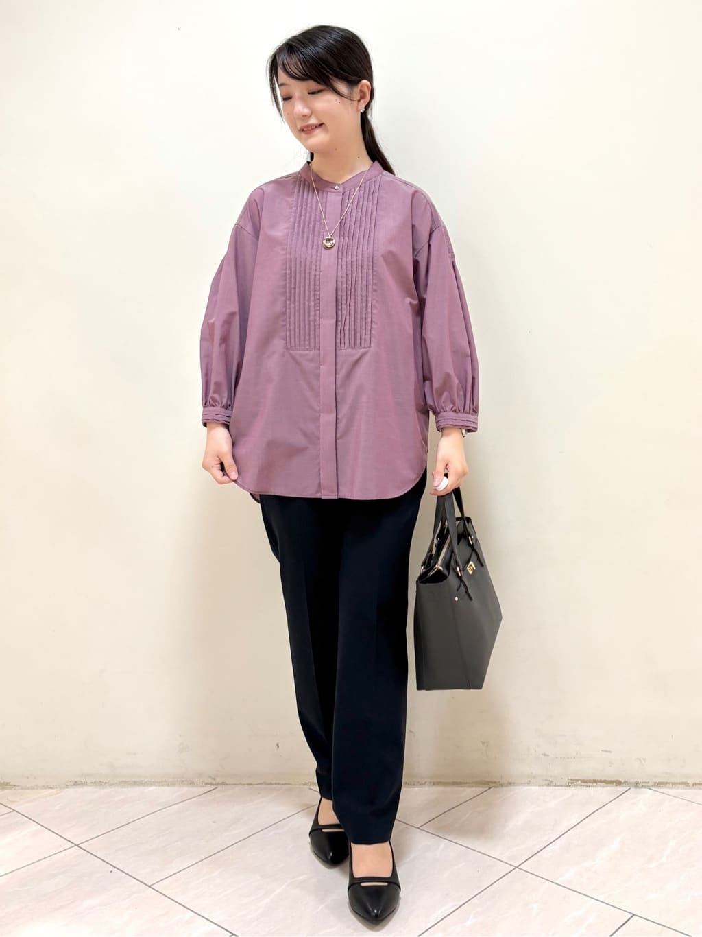 mikiさんの「Reflect｜【程よいゆとり感／体型カバー】ピンタックデザインシャンブレーブラウス」を使ったコーディネート