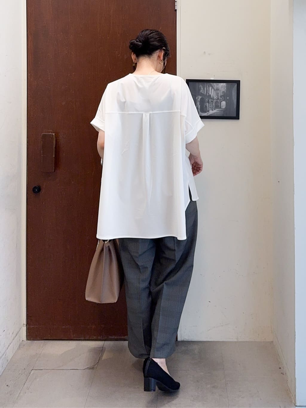 𝐇𝐢𝐫𝐨𝐦𝐢さんの「SHOO･LA･RUE｜【S-LL】さらりとしたタッチが上品見え ワンボタンデザイン トップス」を使ったコーディネート