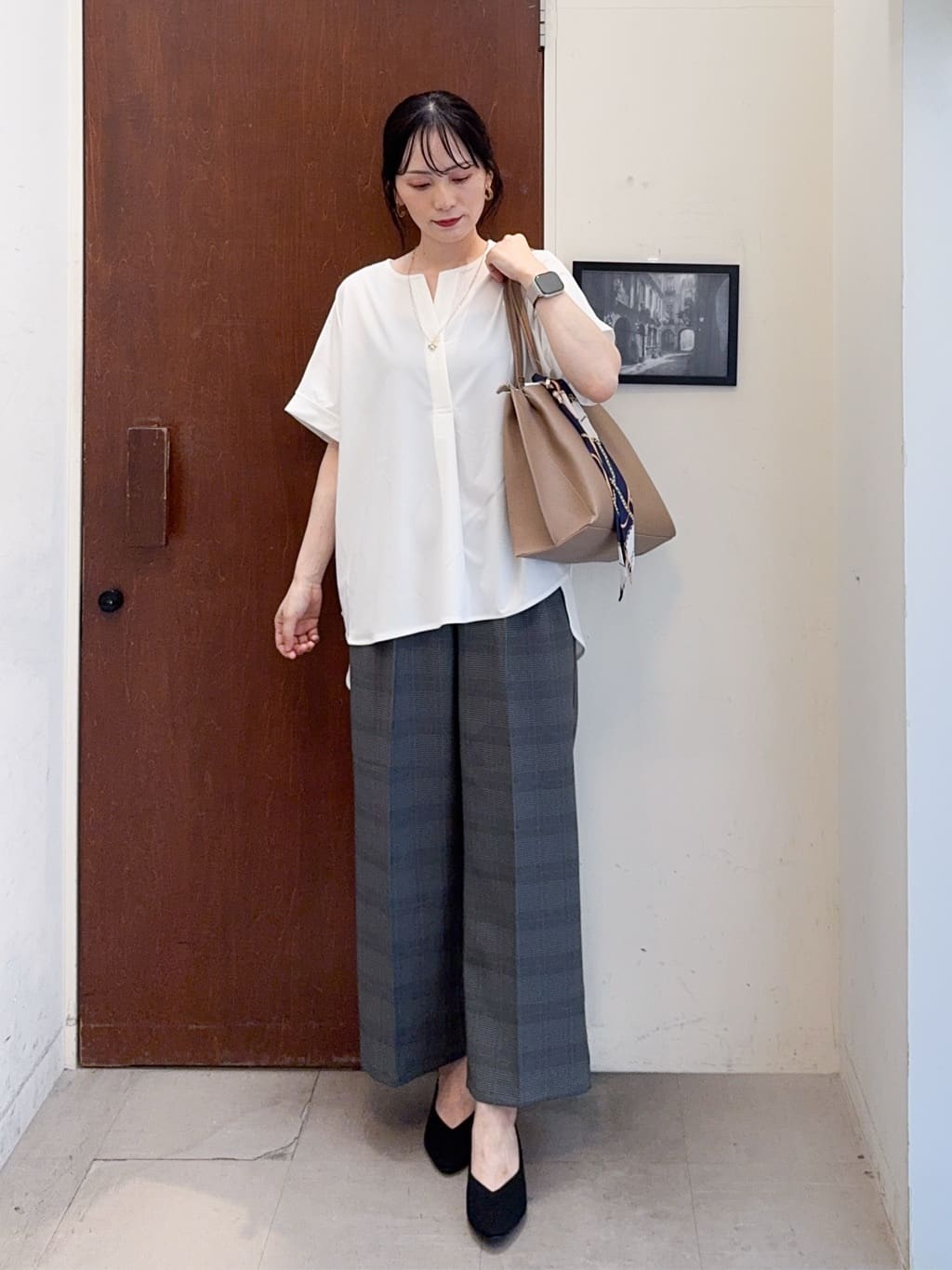 𝐇𝐢𝐫𝐨𝐦𝐢さんの「SHOO･LA･RUE｜【S-LL】さらりとしたタッチが上品見え ワンボタンデザイン トップス」を使ったコーディネート