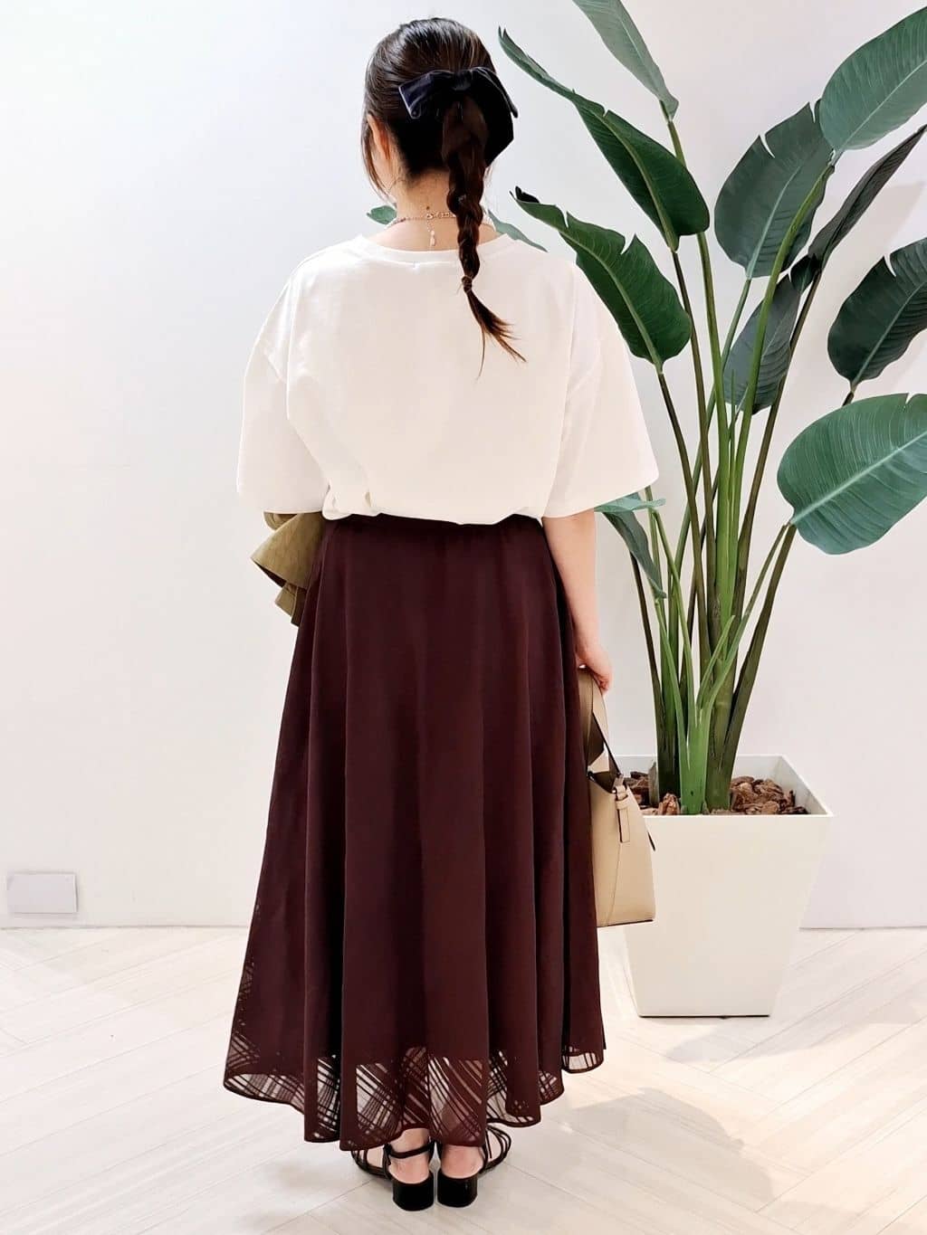 YuKaRiさんの「UNTITLED｜【コットン100/ゆったり/ショート丈/洗える】ベロアロゴTシャツ」を使ったコーディネート