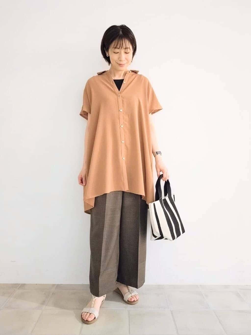 miomioさんの「SHOO･LA･RUE｜【S-LL/体型カバー】さらりとしたタッチが心地よい バックギャザーブラウス」を使ったコーディネート