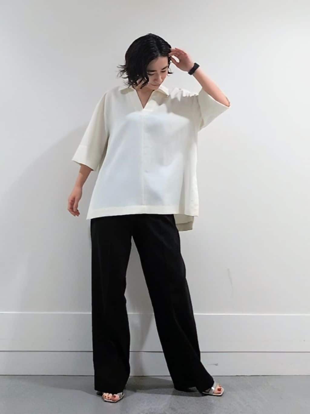ミズタさんの「UNTITLED｜【UVカット/接触冷感/吸水速乾/ゆったり】V開きネックシャツ」を使ったコーディネート