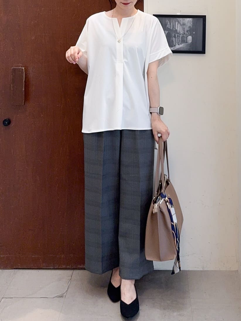 𝐇𝐢𝐫𝐨𝐦𝐢さんの「SHOO･LA･RUE｜【S-LL】さらりとしたタッチが上品見え ワンボタンデザイン トップス」を使ったコーディネート