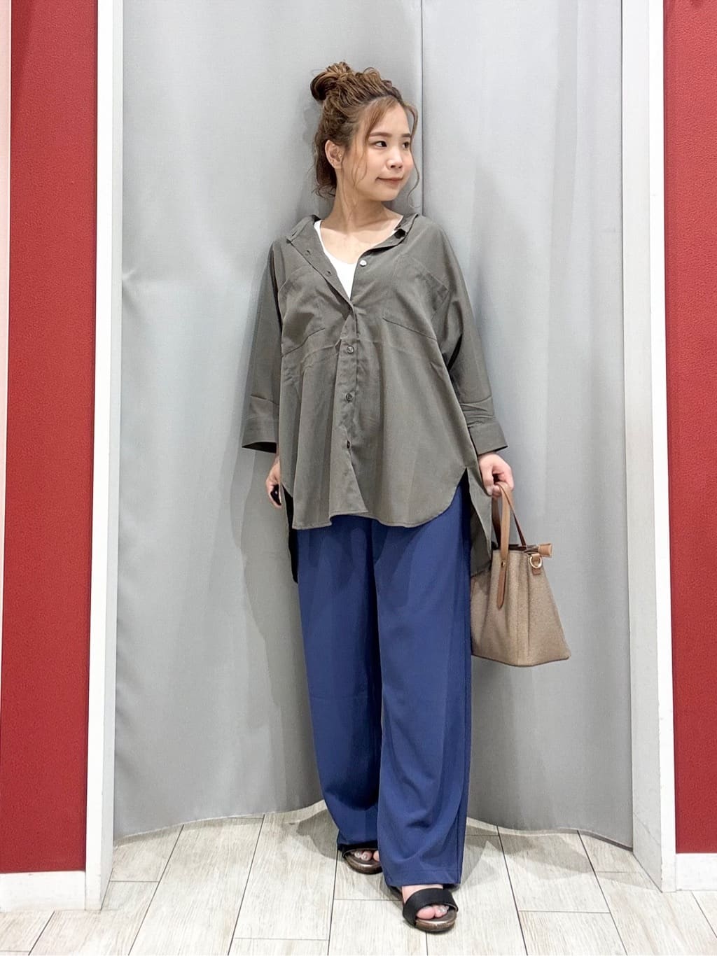 shioさんの「SHOO･LA･RUE｜【S-LL/洗濯後しわになりにくい】コットン風 前あきドルマンブラウス」を使ったコーディネート