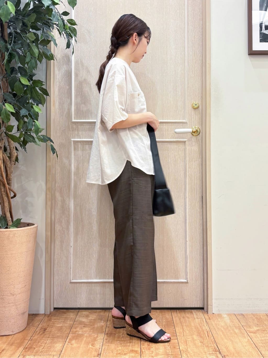 なみさんの「SHOO･LA･RUE｜【S-LL/洗濯後しわになりにくい】ゴールドパーツできれい見え 麻調タックワイドパンツ」を使ったコーディネート