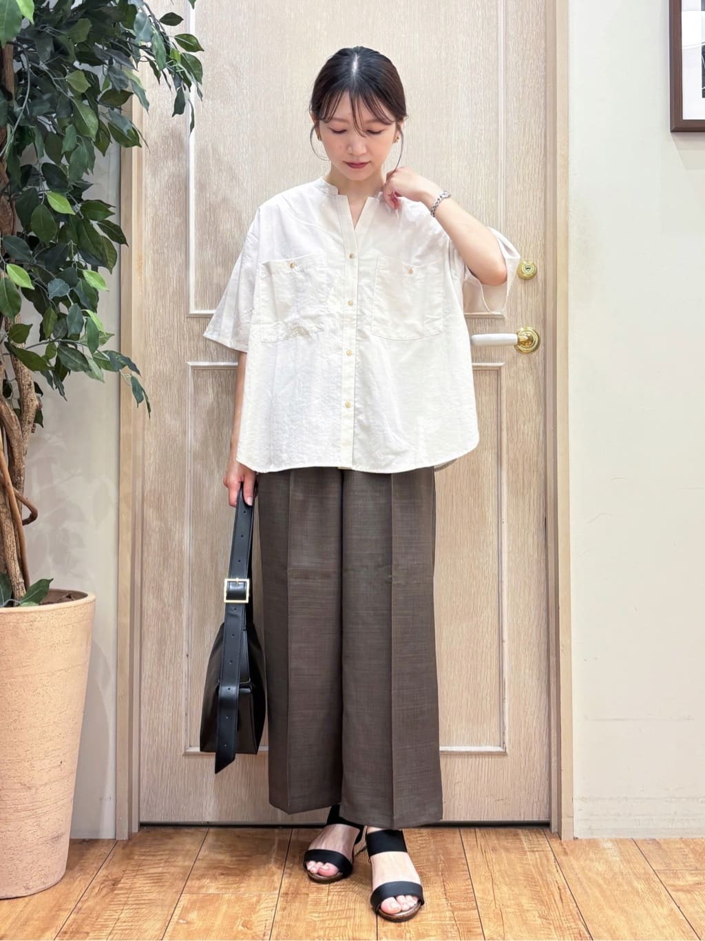 なみさんの「SHOO･LA･RUE｜【S-LL/洗濯後しわになりにくい】ゴールドパーツできれい見え 麻調タックワイドパンツ」を使ったコーディネート