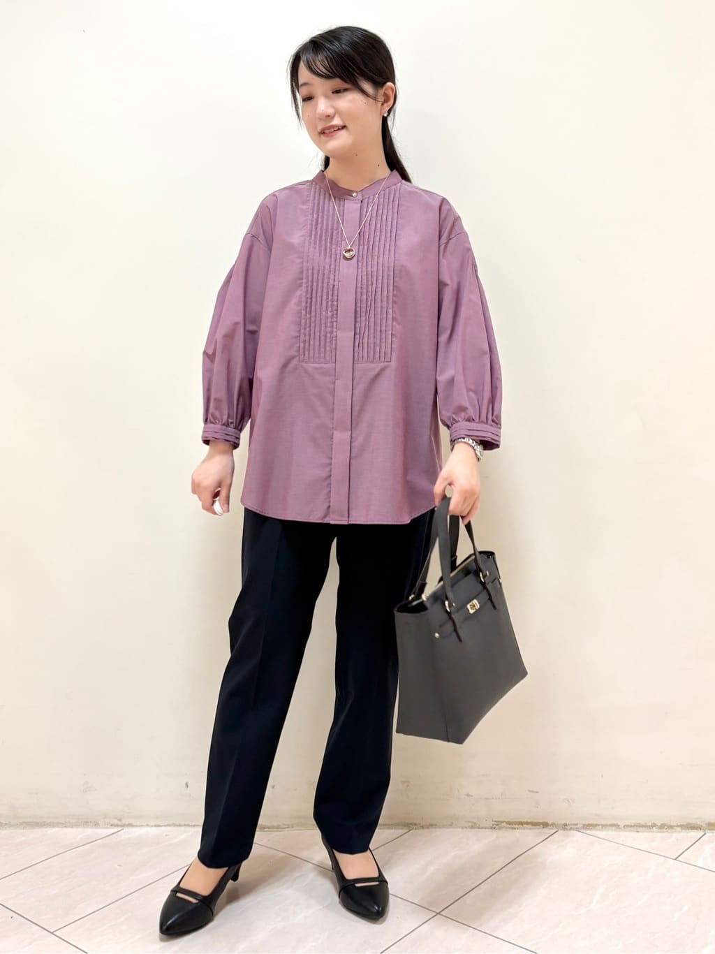 mikiさんの「Reflect｜【程よいゆとり感／体型カバー】ピンタックデザインシャンブレーブラウス」を使ったコーディネート
