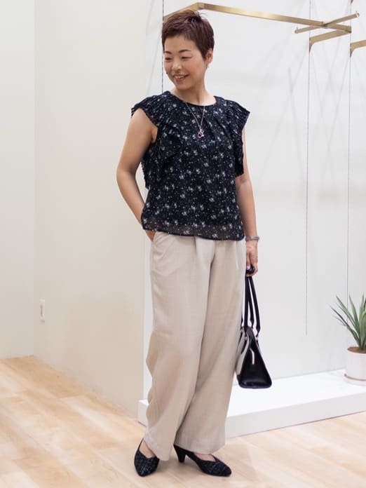 シュウコさんの「grove｜ロープベルトで差がつく 洗練リラックスパンツ」を使ったコーディネート