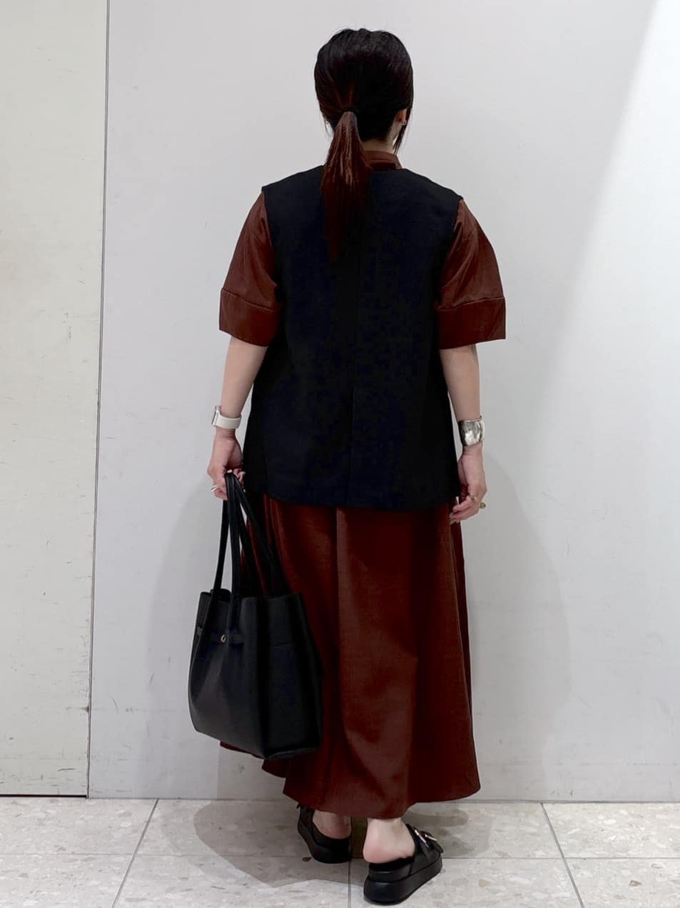 mameさんの「OPAQUE.CLIP｜リネンライクVネックジレ【洗濯機洗い可】」を使ったコーディネート