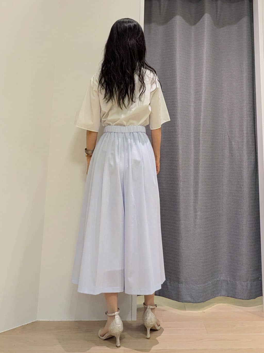 miiさんの「INDIVI｜【クールエアー素材／UVケア／セットアップ可能】エアリーフレアパンツ」を使ったコーディネート