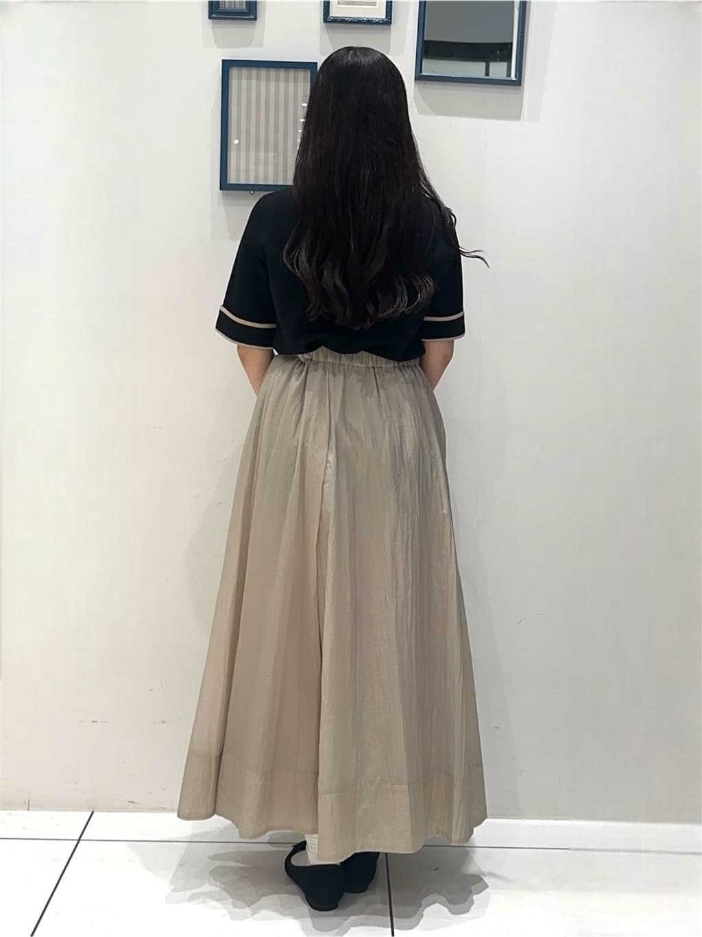 komuさんの「grove｜さっと二の腕カバー　大人な抜け感シアーラグランVネックカーデ」を使ったコーディネート
